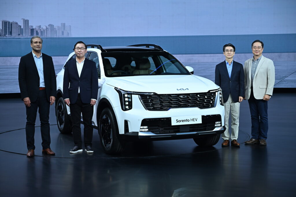 Photo 1 Mr. Atul Sood Senior Vice President Sales and Marketing Kia India, , Mr. Sunhack Park Chief Sales Officer Kia India, Mr. Gwanggu Lee Managing Director and CEO Kia India, Mr. Ch