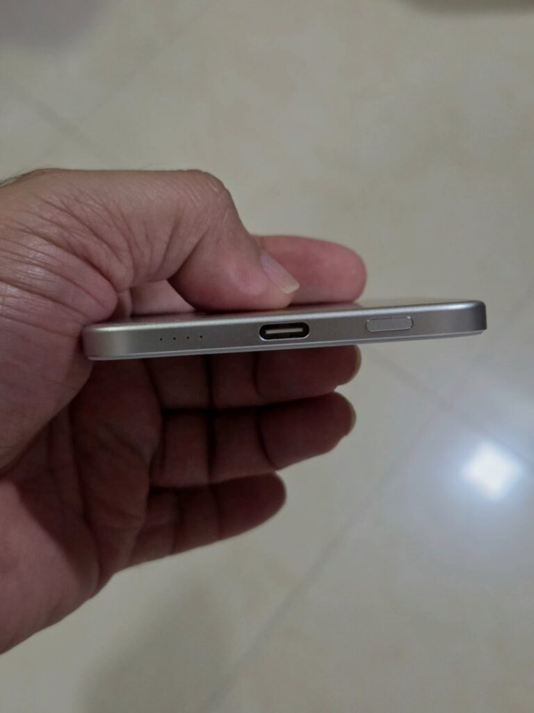 Xiaomi Ultrathin Magnetic Power Bank 5000 15W ports