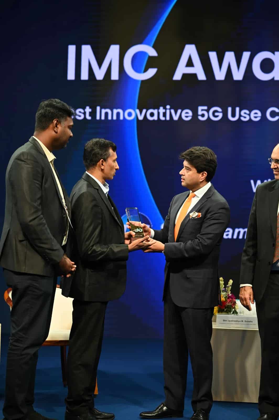 Jyotiraditya Scindia presenting award at India Mobile Congress 2026