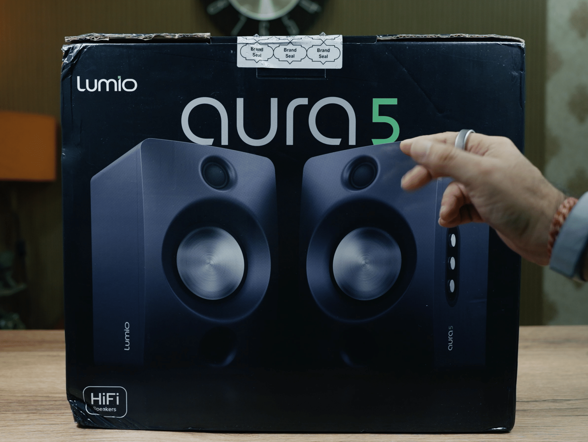 Lumio Aura 5 OLED remote